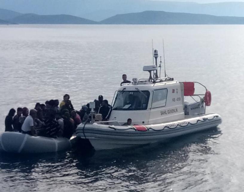 İzmir'in Çeşme ve Karaburun ilçelerinde 88 düzensiz göçmen yakalandı.  ( Sahil Güvenlik Komutanlığı - Anadolu Ajansı )