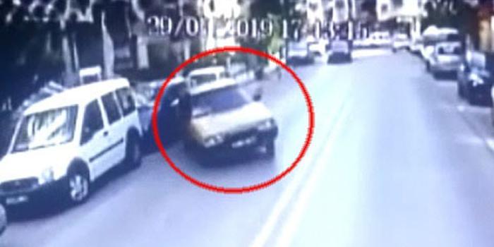 Denizli'nin Pamukkale ilçesinde ehliyetsiz sürücünün kullandığı otomobilin belediye otobüsüne çarptığı kazada, 2 kişi yaralandı. Kaza anı, otobüsün araç kamerasına yansıdı.