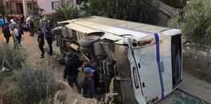 Manisa'nın Sarıgöl ilçesinde tarım işçilerini taşıyan minibüsle kamyonun çarpışması sonucu 26 kişi yaralandı. ( Mehmet Akif Sarıhan - Anadolu Ajansı )