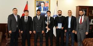 Borsa yarışması şampiyonu olarak Adnan Menderes Üniversitesine gurur yaşatan öğrenciler, Rektör Osman Selçuk Aldemir’i makamında ziyaret etti.