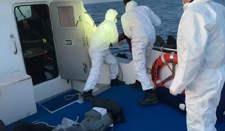 Aydın'ın Didim ilçesinde sürüklenen lastik bottaki 12 sığınmacı, Sahil Güvenlik Komutanlığı ekiplerince kurtarıldı. ( Sahil Güvenlik Komutanlığı - Anadolu Ajansı )