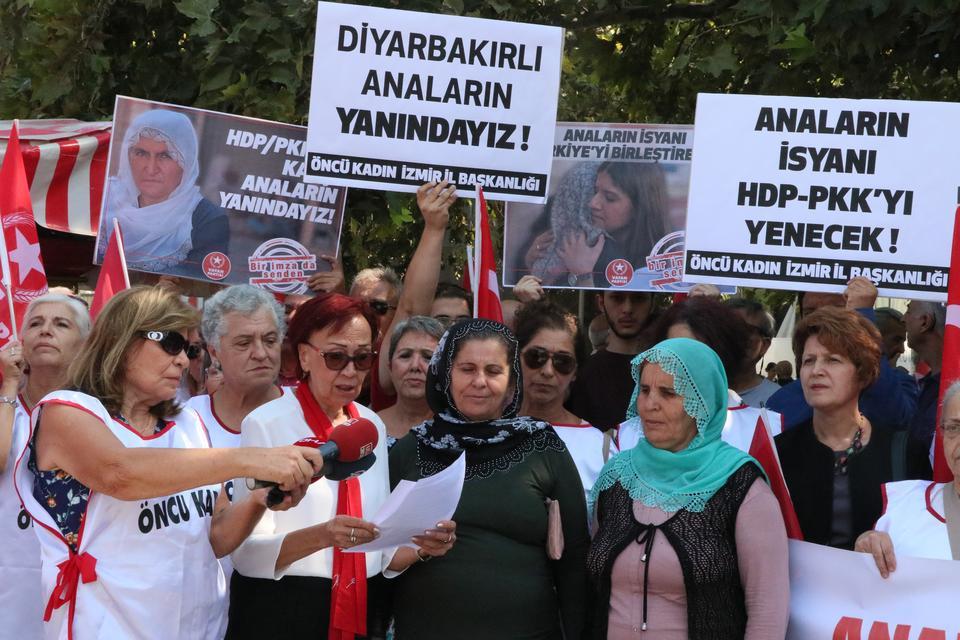 Vatan Partisi Öncü Kadın İzmir İl Başkanı İncisel Aytar, HDP'nin Diyarbakır İl Başkanlığı önünde oturma eylemi yapan Diyarbakır annelerini desteklediklerini belirterek, "Çocukları dağa kaçıranların adresinin HDP olduğunu artık herkes biliyor, tabii ki anneler de biliyor ve onun için HDP binasında nöbetteler." dedi. ( Ali Korkmaz - Anadolu Ajansı )