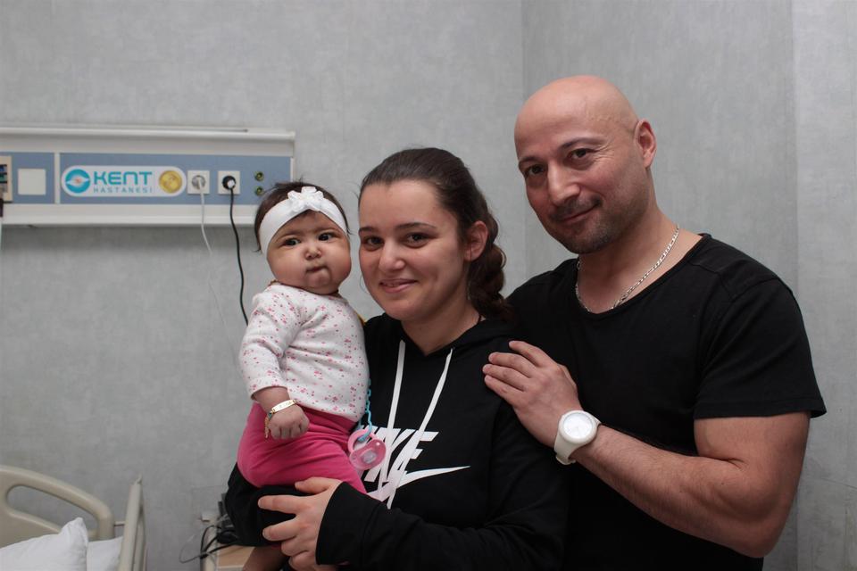 2 yaşındaki Azra Sağır'a ilki 6 aylıkken babası Veli Sağır'dan, diğeri ise organ reddi gelişmesi üzerine 22 aylıkken dayısı Enes Ünlü'den (29) olmak üzere iki kez karaciğer dokusu nakli yapıldı.