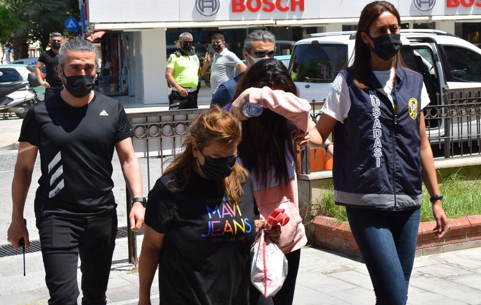 Aydın'ın Kuşadası ilçesinde emekli doktorun yaklaşık 1 milyon 750 bin liralık birikimini dolandırdıkları iddiasıyla 2'si kadın 10 şüpheli gözaltına alındı. ( İbrahim Uzun - Anadolu Ajansı )