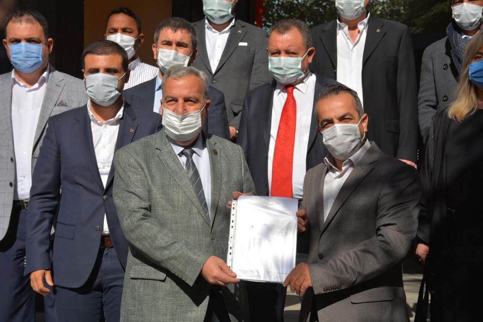 Milliyetçi Hareket Partisi (MHP) Afyonkarahisar İl Başkanlığı görevine yeniden seçilen Mehmet Kocacan, mazbatasını aldı. ( MHP Afyonkarahisar İl Başkanlığı - Anadolu Ajansı )