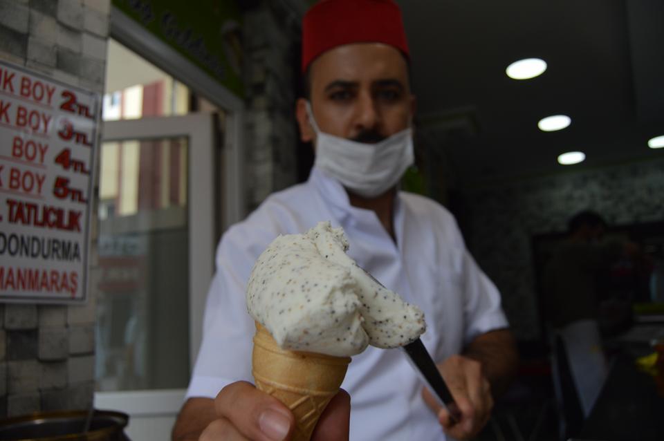 Afyonkarahisar'da tatlıcı esnafı Salih Sayır'ın sarı ve siyah haşhaş tanelerinden ürettiği dondurma, tadıyla beğeni topluyor. ( Arif Yavuz - Anadolu Ajansı )