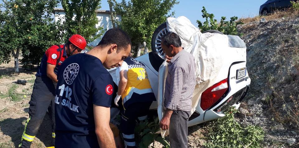 Denizli'nin Buldan ilçesinde iki otomobilin çarpışması sonucu 2 kişi yaralandı.  ( Denizli Büyükşehir Belediyesi İtfaiye - Anadolu Ajansı )