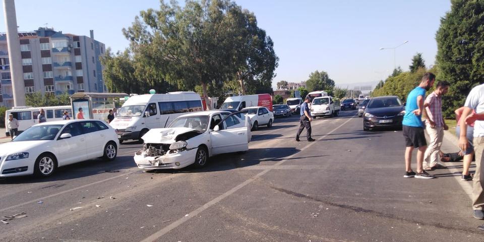 Efeler’de meydana gelen trafik kazasında 3 araç birbirine girdi, 2 kişi yaralandı.