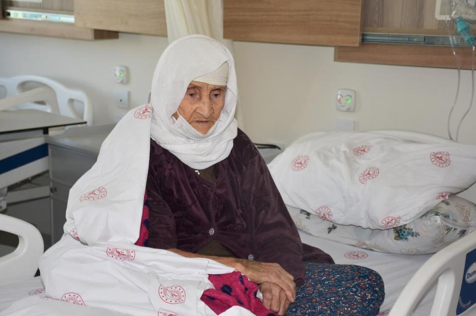 Şırnak'ın Uludere ilçesi Ortabağ köyünde yaşayan 120 yaşındaki Menica Encü, gördüğü tedaviyle yeni tip koronavirüsü (Kovid-19) yenmeyi başardı.
