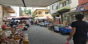 Aydın'ın Efeler ilçesinde korona virüs tedirginliği semt pazarlarını da sekteye uğratırken, vatandaşların pazara çıkmakta tereddüt yaşaması ürünleri tezgahta bıraktı.