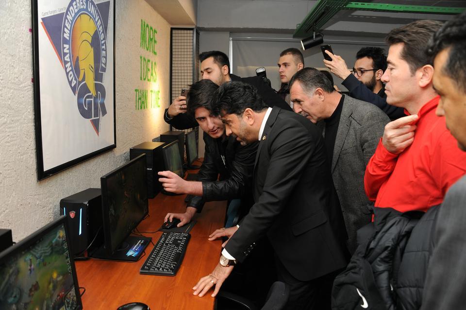 Aydın Adnan Menderes Üniversitesi İletişim Fakültesi İletişim Uygulama Merkezi ve ADÜTV Stüdyoları törenle açıldı.