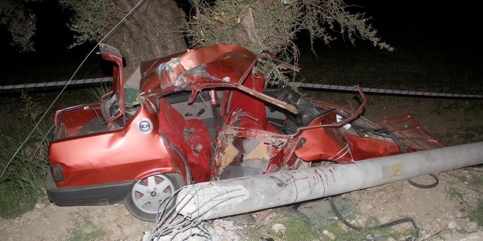 Muğla'nın Seydikemer ilçesinde otomobilin elektrik direğine çarpması sonucu biri çocuk 2 kişi öldü, 2 kişi yaralandı. ( Ali Rıza Akkır - Anadolu Ajansı )