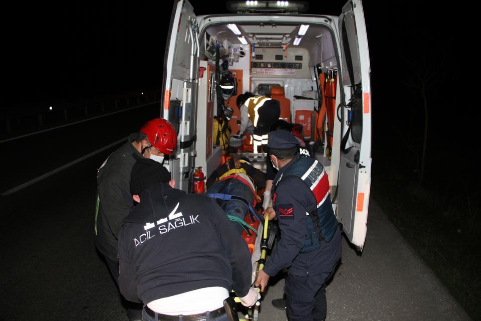 Manisa'nın Kula ilçesinde arpa yüklü tırın devrilmesi sonucu 2 kişi ağır yaralandı. Yaralılar, sağlık ekiplerince Salihli Devlet Hastanesine kaldırıldı. ( Kamil Altıparmak - Anadolu Ajansı )