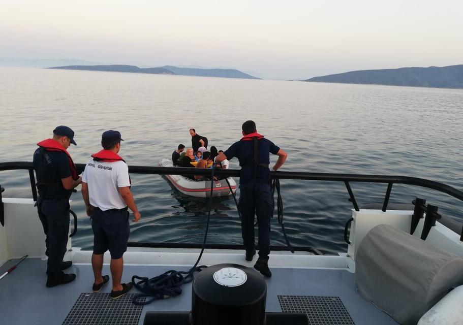 İzmir'in Çeşme ve Seferihisar ilçelerinde yapılan üç ayrı operasyonda, yasa dışı yollardan Yunan adalarına geçmeye çalışan 120 kaçak göçmen yakalandı.