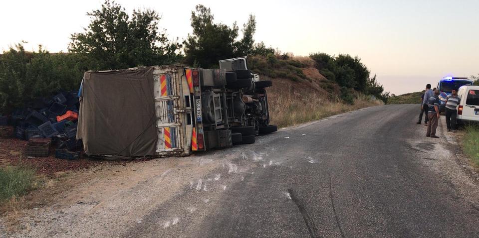 Manisa'nın Turgutlu İlçesinde kiraz yüklü kamyonun devrilmesi sonucu 1 kişi yaralandı. ( Haluk Satır - Anadolu Ajansı )