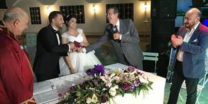 Çiftin evlilik cüzdanını Vali Yardımcısı Ömer Faruk Günay takdim etti.