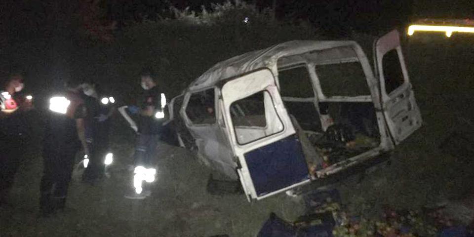 Muğla'nın Milas ilçesinde, iki araca çarpan panelvanın devrilmesi sonucu 1 kişi hayatını kaybetti, 1 kişi yaralandı. ( Milas itfaiyesi - Anadolu Ajansı )