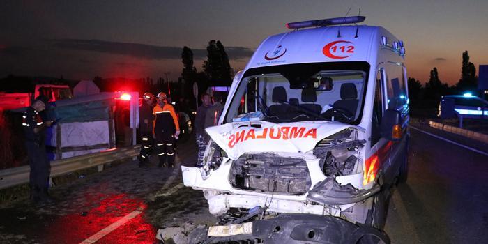 Kütahya'nın Aslanapa ilçesinde, biri ambulans 3 aracın karıştığı zincirleme trafik kazasında 2 kişi öldü, 5 kişi yaralandı. ( Muharrem Cin - Anadolu Ajansı )