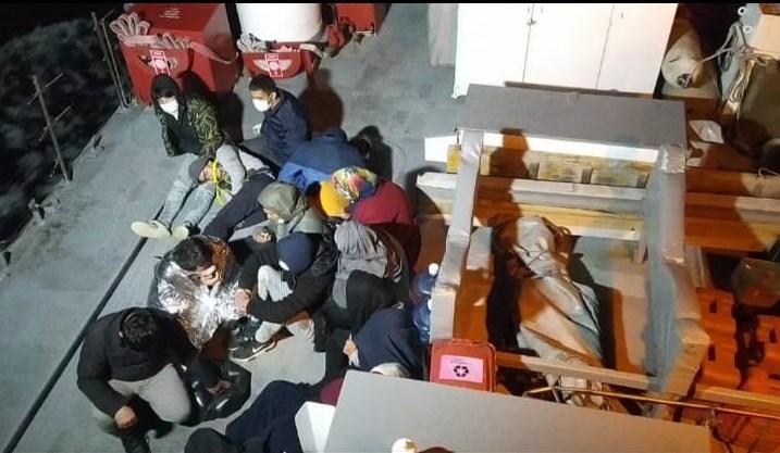 İzmir'in Çeşme ve Dikili ilçelerinde, Yunanistan sahil güvenlik ekiplerince Türk kara sularına itilen 71 sığınmacı kurtarıldı. ( Sahil Güvenlik Komutanlığı - Anadolu Ajansı )