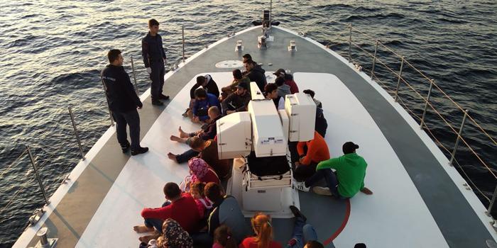 Aydın'ın Didim ilçesinde yasa dışı yollardan yurt dışına çıkmak isteyen 61 düzensiz göçmen yakalandı.  ( Sahil Güvenlik Komutanlığı - Anadolu Ajansı )
