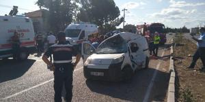 Denizli'nin Tavas ilçesinde kamyonla hafif ticari aracın çarpışması sonucu yaralanan 3 kişi hastaneye kaldırıldı. ( Denizli İtfaiyesi   - Anadolu Ajansı )
