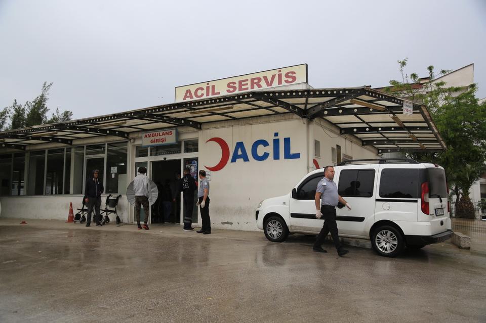 Muğla'nın Milas ilçesinde yolcu otobüsünün devrilmesi sonucu 2 kişi öldü, 3'ü ağır 42 kişi yaralandı. Yaralılar, sağlık ekiplerinin olay yerindeki ilk müdahalesinin ardından 75. Yıl Milas Devlet Hastanesi, Milas Özel İzan Hastanesi, Yatağan Devlet Hastanesi ve Bodrum Acıbadem Hastanesine kaldırıldı. ( Volkan Yıldız - Anadolu Ajansı )