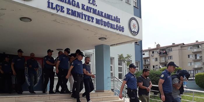 İzmir merkezli 8 ilde düzenlenen göçmen kaçakçılığı operasyonunda gözaltına alınan şüphelilerden 16'sı daha tutuklandı.  ( İzmir Emniyet Müdürlüğü - Anadolu Ajansı )