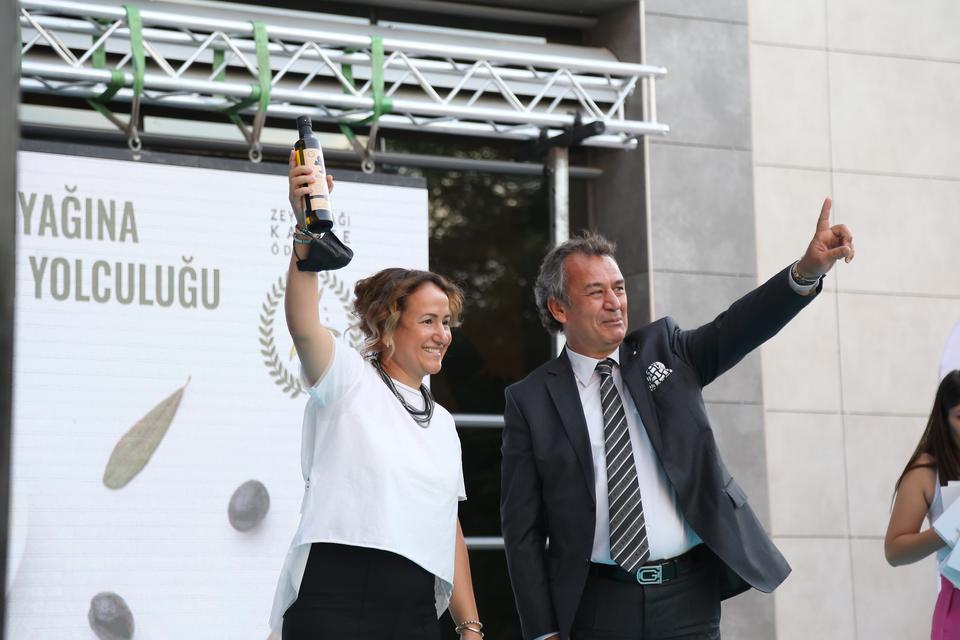 Muğla'da "Zeytinin zeytinyağına kayıpsız ve kaliteli yolculuğu" projesi kapsamında düzenlenen 2. Zeytinyağı Kalite Yarışması ile belirlenen en iyi üreticilere ödül verildi. ( Osman Akça - Anadolu Ajansı )