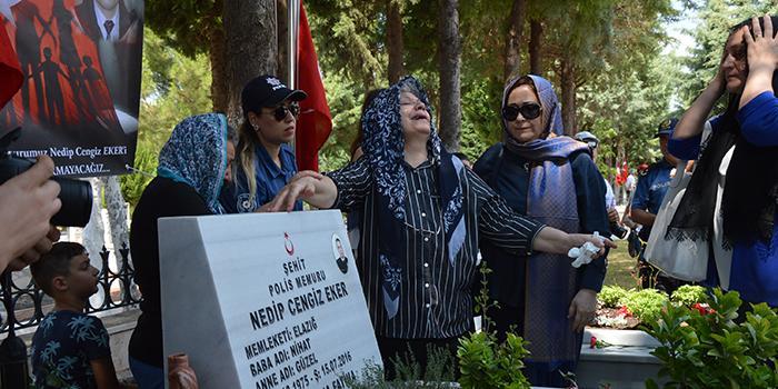 Aydın’da 15 Temmuz Şehitlerini Anma, Demokrasi ve Milli Birlik Günü etkinliği düzenlendi. Aydın protokolü tarafından şehitler mezarı başında anılırken, şehit ailelerini feryatları yürekleri sızlattı.