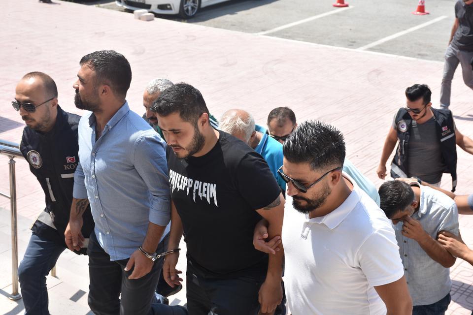 Muğla merkezli 5 ilde düzenlenen göçmen kaçakçılığı operasyonunda gözaltına alınan 9 şüpheli adliyeye sevk edildi.  ( Ali Ballı - Anadolu Ajansı )