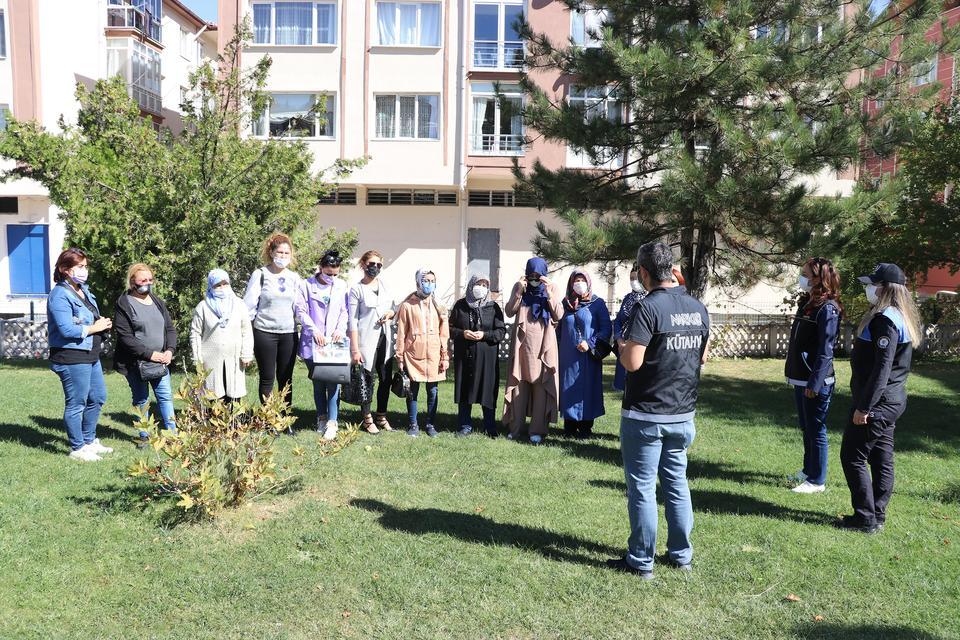 Kütahya'da "En İyi Narkotik Polisi: Anne" adlı proje kapsamında kadınlar uyuşturucuyla mücadele konularında bilgilendirildi. ( Muharrem Cin - Anadolu Ajansı )