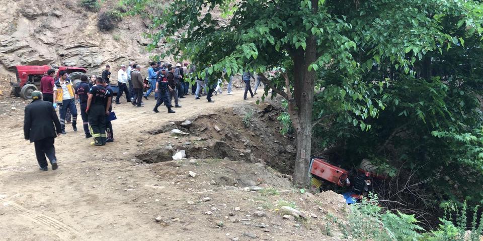 Manisa'nın Sarıgöl ilçesinde, traktörün devrilmesi sonucu 1 kişi öldü, 1 kişi yaralandı.  ( Mehmet Akif Sarıhan - Anadolu Ajansı )
