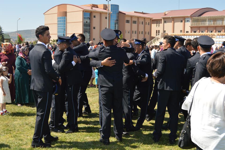 Afyonkarahisar'daki Polis Meslek Eğitim Merkezi'nde, eğitimlerini tamamlayan 424 polis adayı için mezuniyet töreni düzenlendi. 
 ( Arif Yavuz - Anadolu Ajansı )