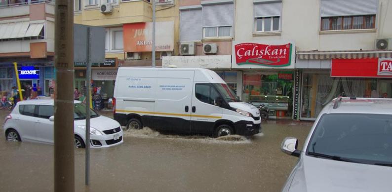 İzmir'in Ödemiş ilçesinde başlayan yağmur, aralıklarla sağanak olarak yağdı. Yollar suyla dolup taşarken, vatandaşlar trafikte ilerlemekte güçlük çekti.