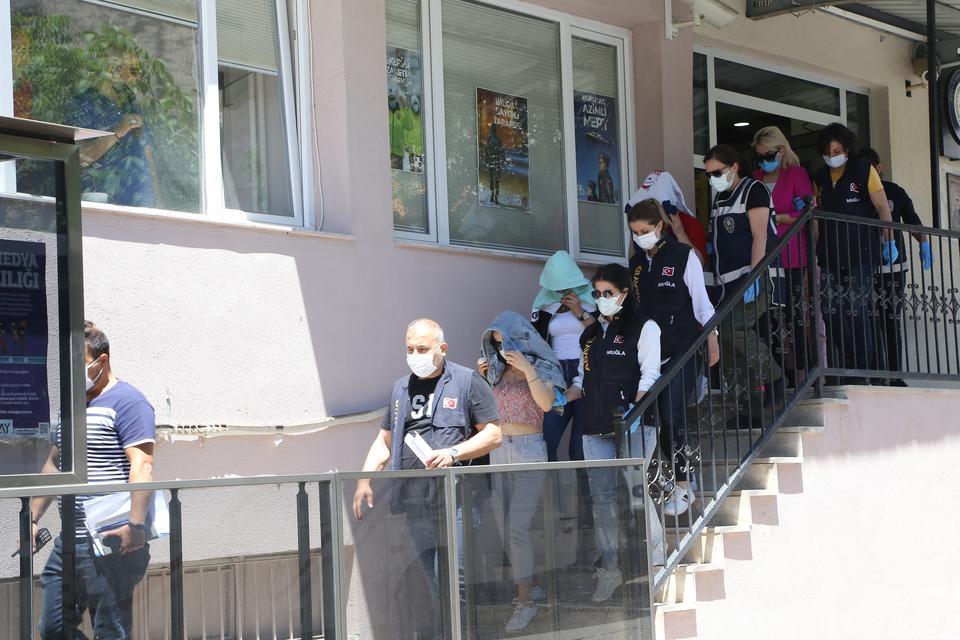 Muğla merkezli 5 ilde düzenlenen fuhuş operasyonunda 28 şüpheli gözaltına alındı. Fuhşa zorlandığı ileri sürülen aralarında yabancıların da bulunduğu 49 kadın kurtarıldı. Yabancı uyruklu kadınlar, sınır dışı edilmek üzere Geri Gönderme Merkezi'ne gönderildi. ( Osman Akça - Anadolu Ajansı )
