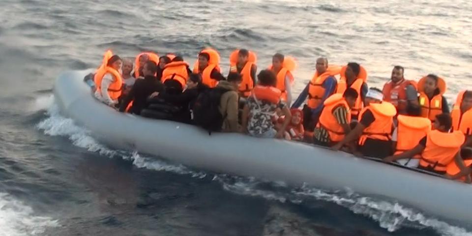İzmir'in Çeşme ilçesinden bindikleri lastik botlarla yasa dışı yollardan Yunan adalarına gitmeye çalışan, aralarında kadın ve çocukların da bulunduğu 147 kaçak göçmen, Sahil Güvenlik tarafından düzenlenen üç ayrı operasyonla yakalandı.