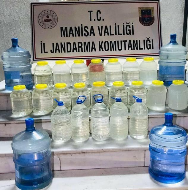 Manisa İl Jandarma Komutanlığı ekipleri, Salihli ilçesinde bir eve yaptığı operasyonda 190 litre sahte içki ele geçirdi.  ( Jandarma Genel Komuntalığı - Anadolu Ajansı )