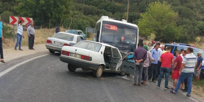 Manisa'nın Alaşehir ilçesinde yolcu minibüsüyle otomobilin çarpışması sonucu 6 kişi yaralandı. ( Mehmet Akif Sarıhan - Anadolu Ajansı )