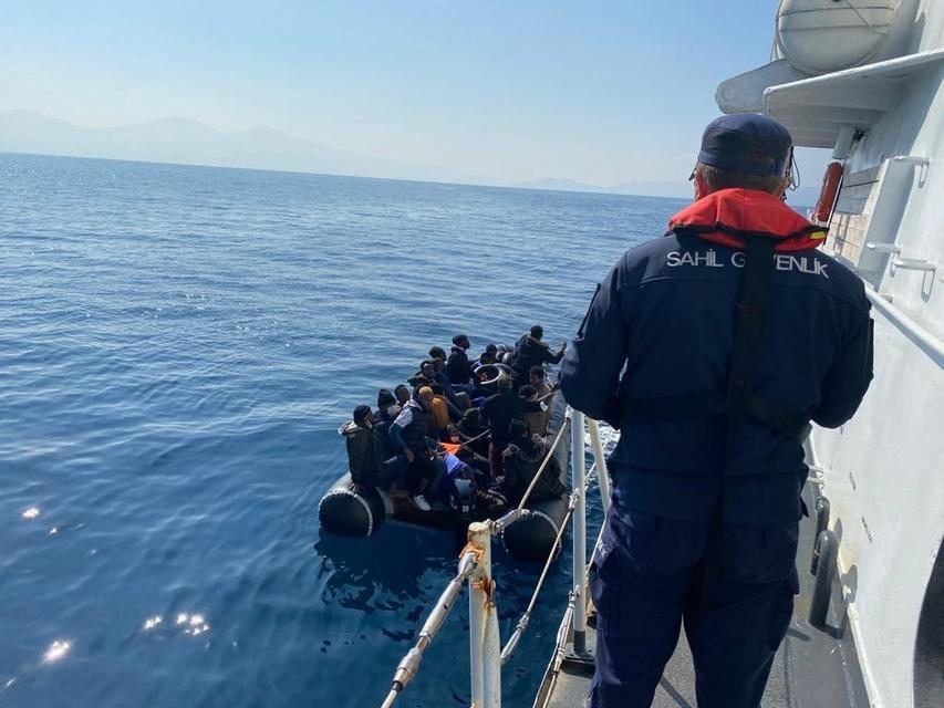 Aydın'ın Kuşadası ilçesi açıklarında Yunanistan unsurlarınca Türk kara sularına itilen 53 düzensiz göçmen kurtarıldı. ( Sahil Güvenlik Komutanlığı - Anadolu Ajansı )