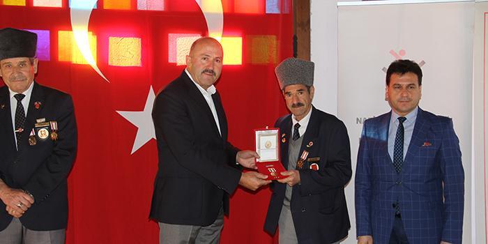 Kuyucak Kaymakamı Yılmaz Kurt ve Kuyucak Belediye Başkanı Metin Ertürk, gaziler ile bir araya gelerek, Kuzey Kıbrıs Türk Cumhuriyeti Milli Mücadele Madalyalarını takdim etti.