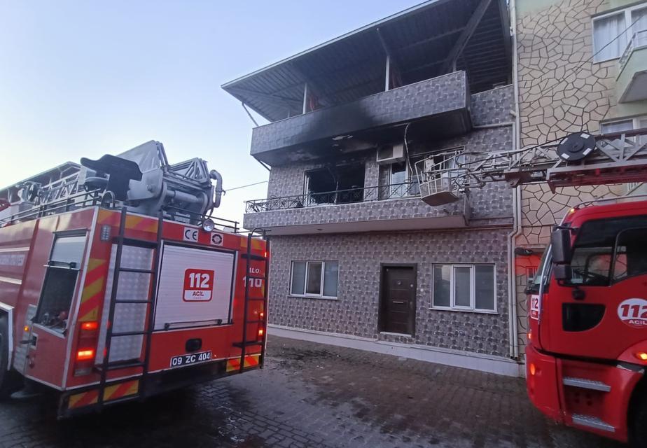 Aydın'ın Kuyucak ilçesinde iki katlı binanın birinci katındaki dairede çıkan yangın, hasara neden oldu. ( Aydın İtfaiyesi - Anadolu Ajansı )