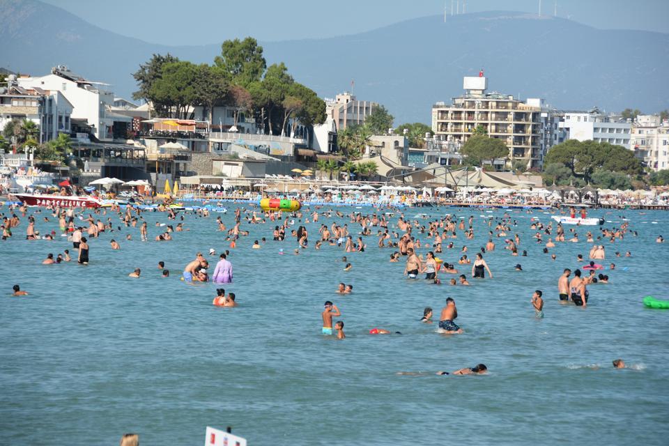 Didim'in dünyaca ünlü Altınkum plajı Kurban Bayramına 1 gün kala yoğunluk oluştu. ( Bahri Aşık - Anadolu Ajansı )
