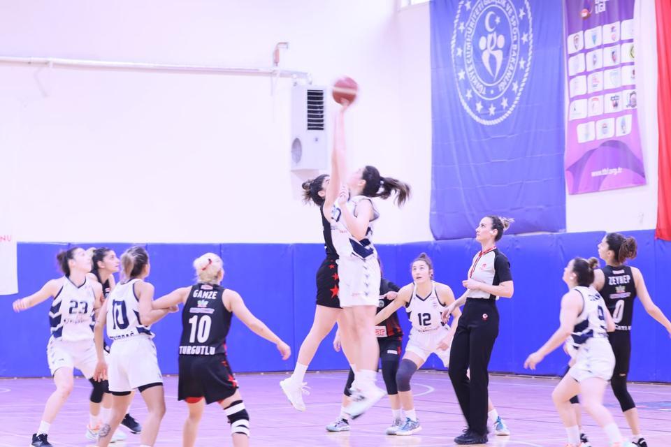 Turgutlu Belediyesi Kadın Basketbol Takımı ligdeki 4. maçında deplasmanda Çerkezköy Belediyesini farklı geçerek namağlup liderliğini sürdürdü.