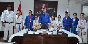 Koçarlı Belediyesi Judo Takımı Aydın Spor Okulları Türkiye Şampiyonası İl Birinciliği Müsabakasında başarıyı yakaladı. Aydın Atatürk Spor Salonunda mücadele eden sporcular, başarılarını Koçarlı Belediye Başkanı Nedim Kaplan ile paylaştı.