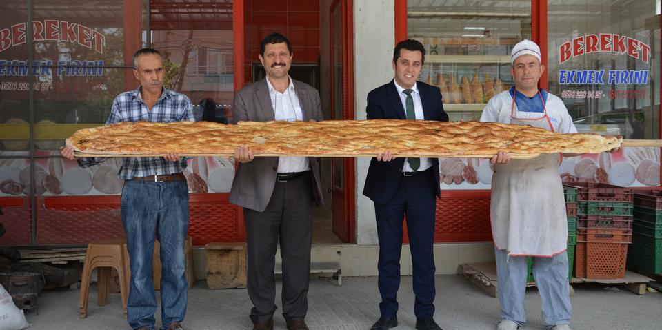 Manisa'nın Demirci ilçesinde pişirilen 3 metre 20 santimetre uzunluğundaki ramazan pidesi 60 liradan alıcı buldu.  ( Nurullah Kalay - Anadolu Ajansı )