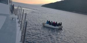Aydın'ın Kuşadası ilçesi açıklarında, Yunanistan unsurlarınca Türk kara sularına itilen 11 düzensiz göçmen kurtarıldı. ( Sahil Güvenlik Komutanlığı - Anadolu Ajansı )
