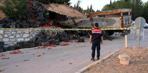 Uşak'ta istinat duvarına çarpan kamyonun sürücüsü öldü