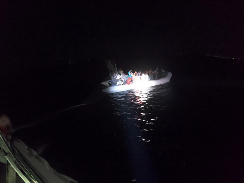 Aydın'ın Kuşadası ilçesinde Yunanistan unsurlarınca Türk kara sularına itilen 33 sığınmacı kurtarıldı. ( Sahil Güvenlik Komutanlığı - Anadolu Ajansı )