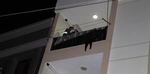 İzmir'in Buca ilçesinde bir apartmanın 4. katından düşen kadın hayatını kaybetti. ( Ali Korkmaz - Anadolu Ajansı )