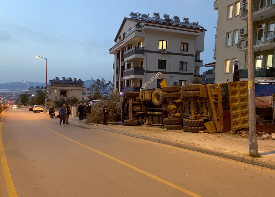 Muğla'nın Fethiye ilçesinde hafriyat yüklü kamyonun devrilmesi sonucu 2 kişi yaralandı. ( Ali Rıza Akkır - Anadolu Ajansı )
